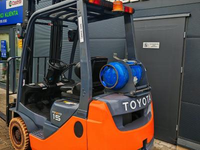 JAPANLIFT LUBOŃ WÓZEK WIDŁOWY TOYOTA 8FGF15 NA SPRZEDAŻ